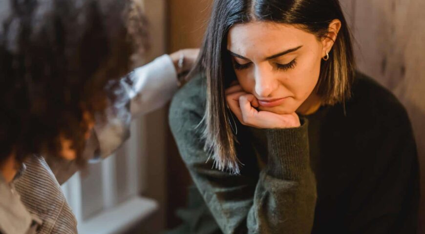 Rouw op de werkvloer: hoe ondersteun je een medewerker in het rouwproces?